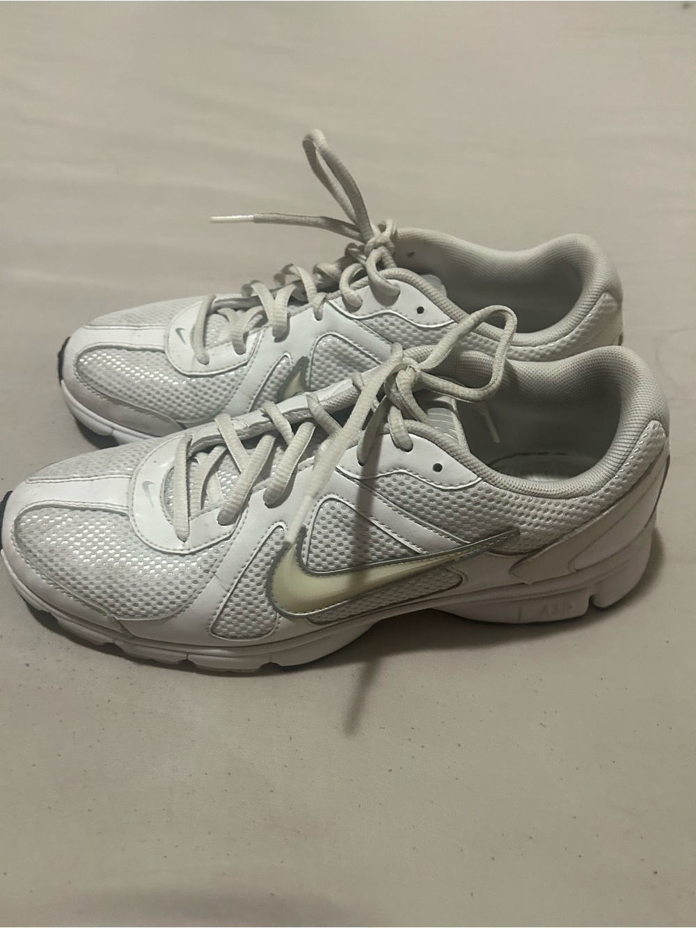 Nike White and Light Gray Women's Athletic Shoes - Picture 4 of 11
